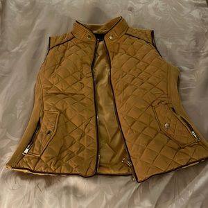 Women’s light weight quilted vest size Large. Mustard with brown trim.